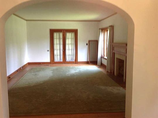 2nd image of 915 Louisiana Ave