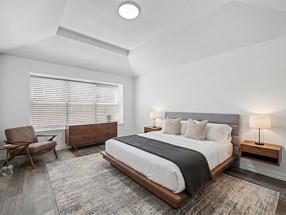 4th image of 3219 Renaissance Dr