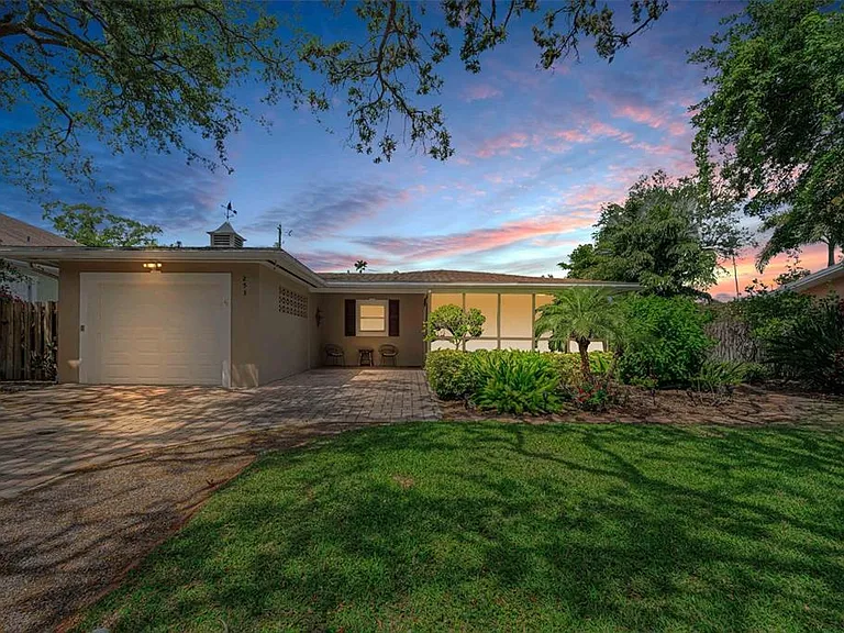 253 Park Cir S — Photo 1