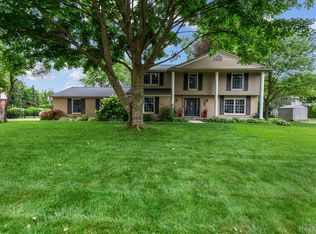 2561 Black Pine Trail Dr, Troy, MI