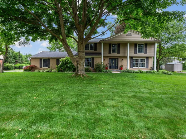 2561 Black Pine Trail Dr, Troy, MI 48098