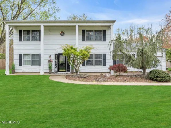 16 Whittier Drive, Manalapan, NJ 07726