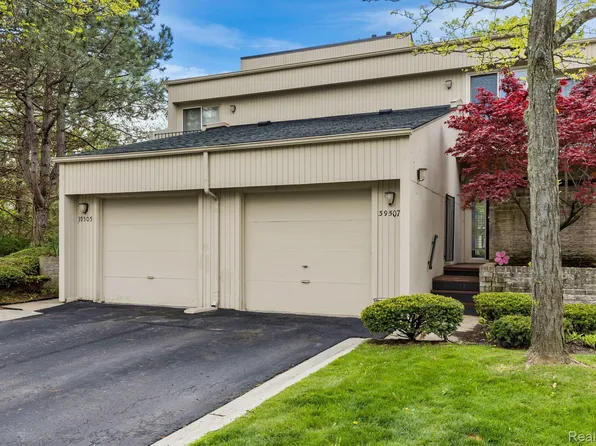 39507 Country Ln, Novi, MI 48375