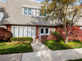 1413 Bordeaux Ct, Highland Park, IL 60035