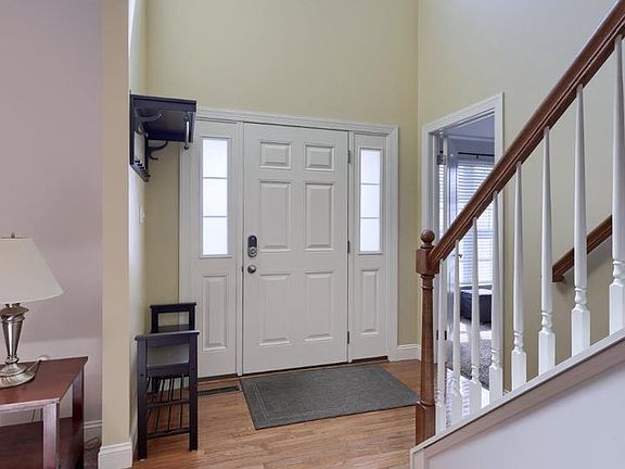 3rd image of 182 Pickwick Cir