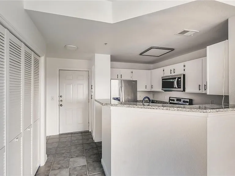 2320 Gracy Farms Ln — Photo 5