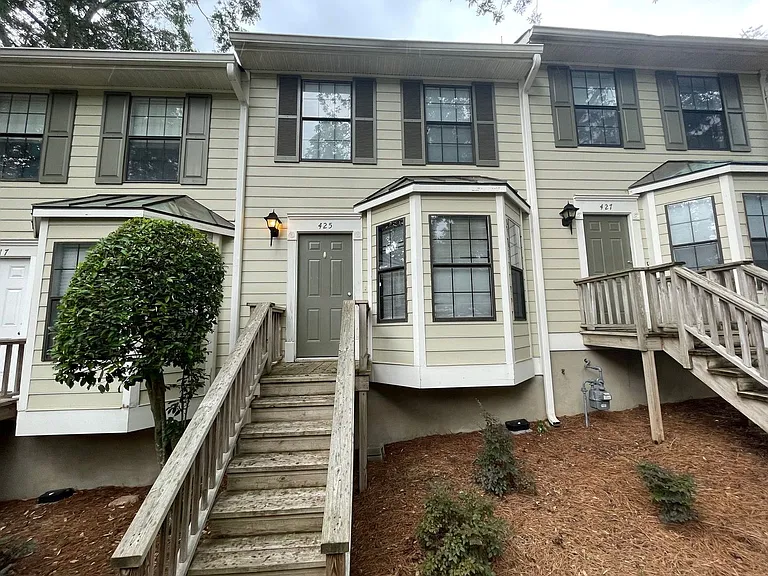 425 Peabody St — Photo 1