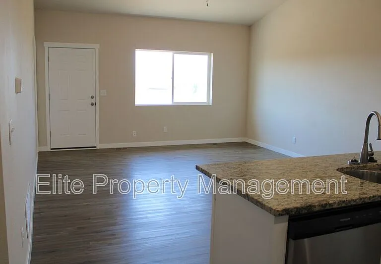 318 W Coral Dr — Photo 2