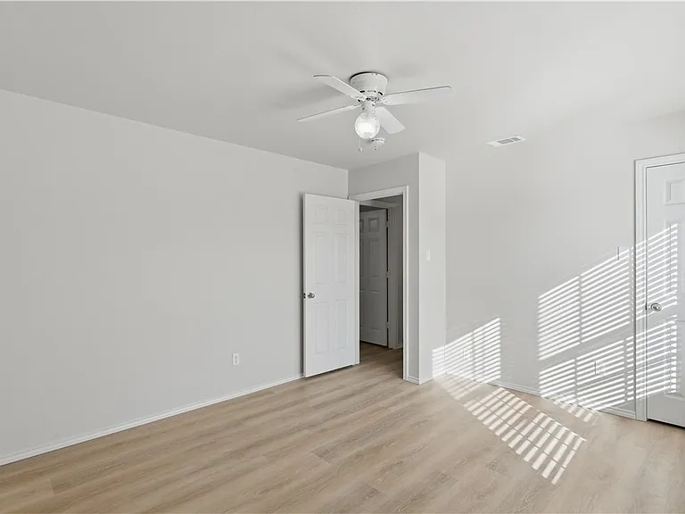 821 Benning — Photo 23
