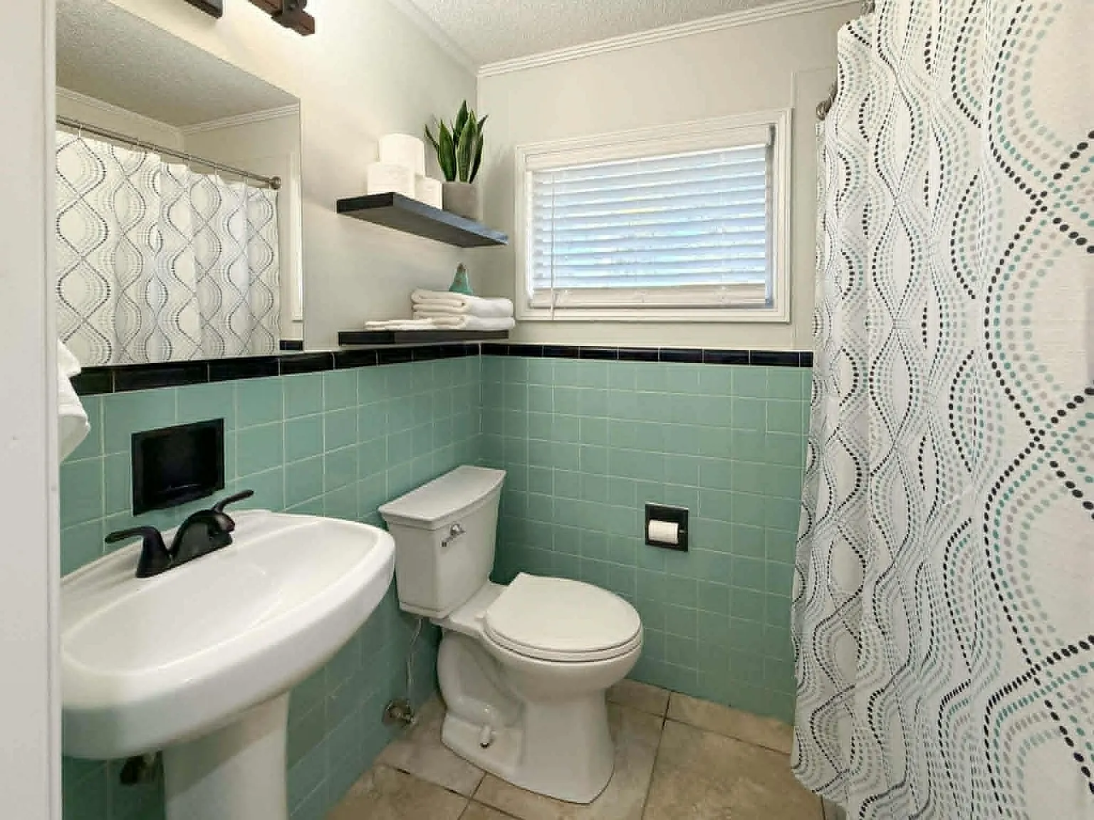 3 bed, 1200 sqft, $2,200 — Photo 3