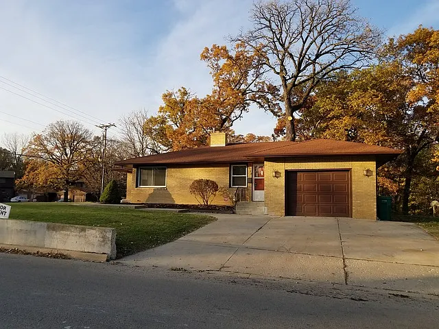 1323 W Park Front St photo 1
