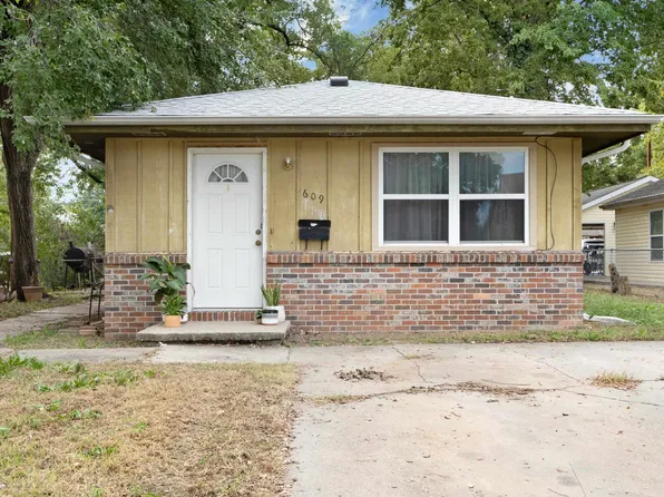 609 W 13th St, Junction City, KS 66441