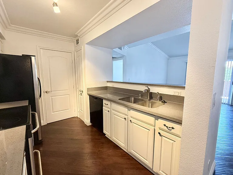 1150 N Buffalo Dr #2011 — Photo 2