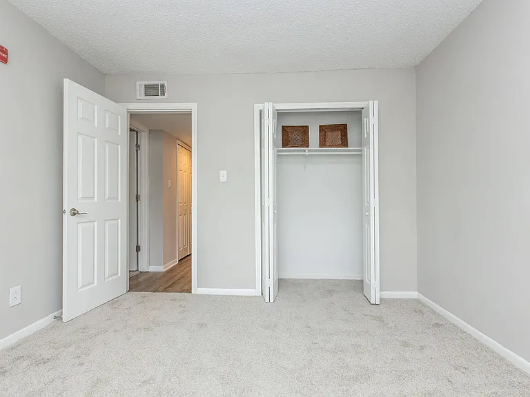 Kingston Pointe Apartments — Photo 17