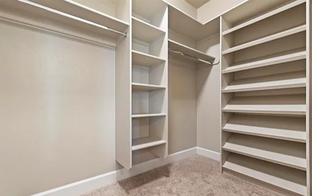 MASTER BEDROOM WALK-IN CLOSET.