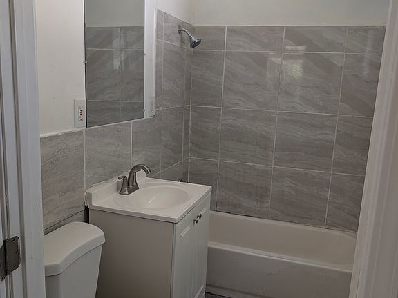 4th image of 1005 Hawk Ave #B