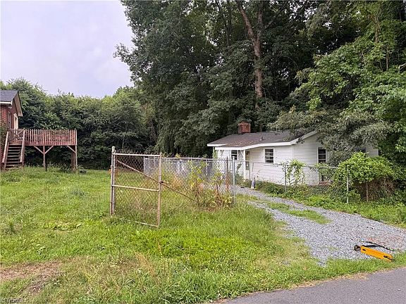 3rd image of 394 Stanleyville Manor Ave