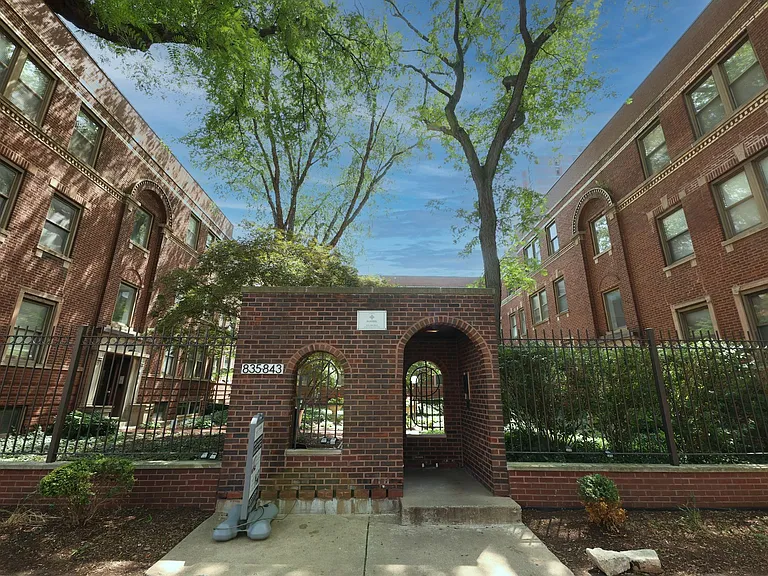 853GA W Barry Ave — Photo 29