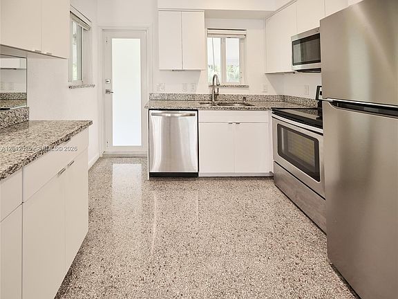 5th image of 532 NE 16th Ct