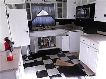 5th image of 815 E 75th Ter