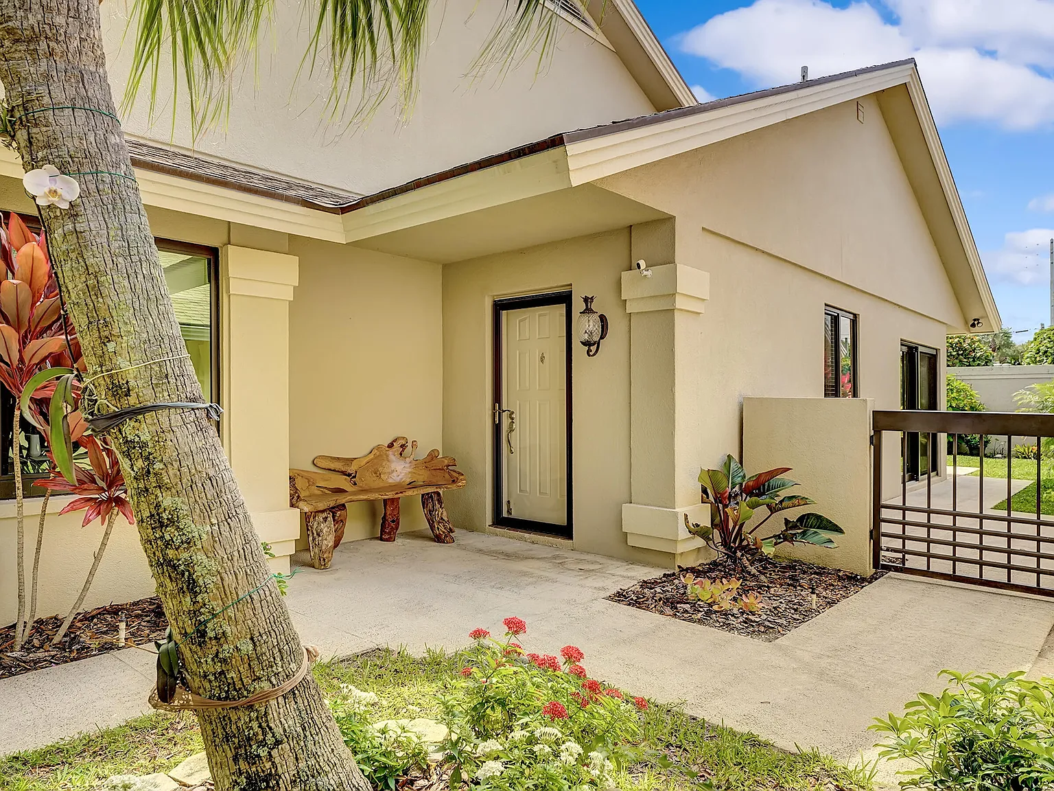 3 bed, 2.0 bath, 1889 sqft, $5,800 — Photo 3
