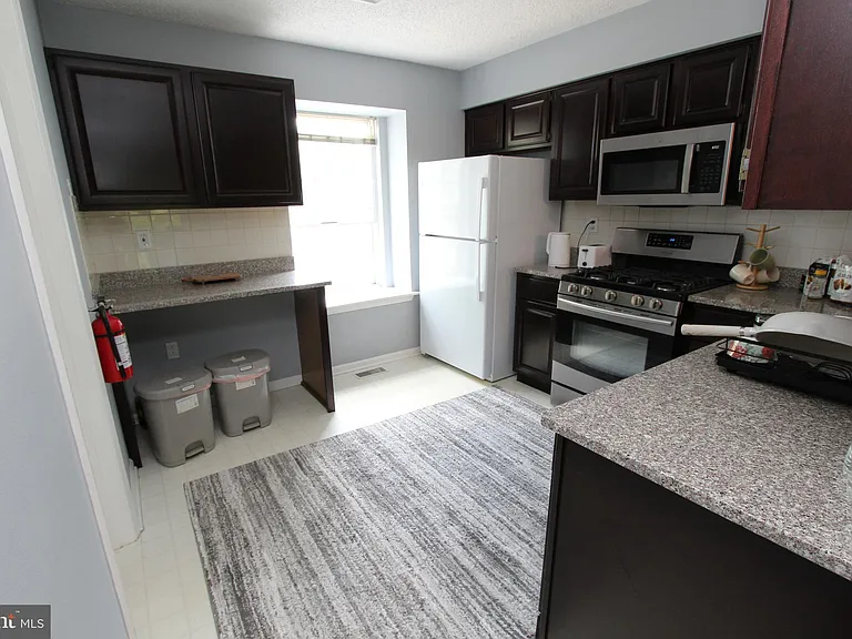 6 Halstead Pl — Photo 10