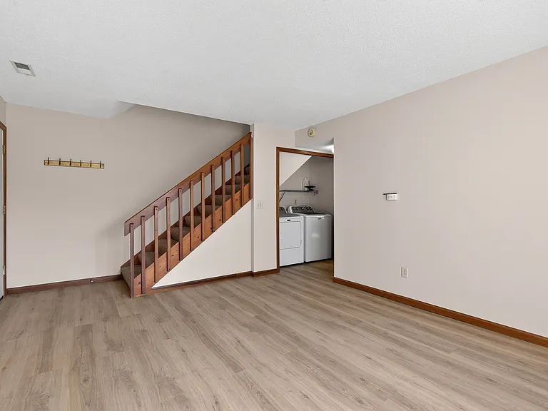 504 Seagraves Ave — Photo 1