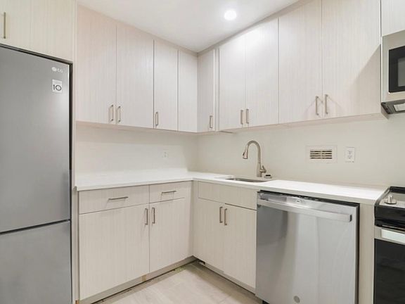 5th image of 7928 West Dr APT 402