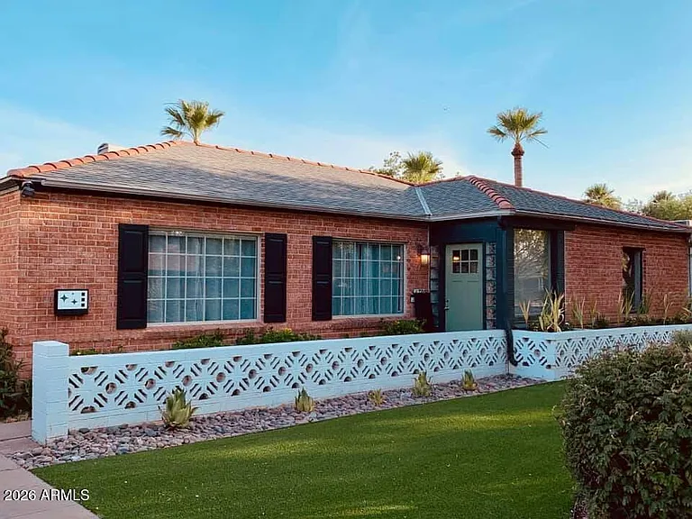 705 W Wilshire Dr — Photo 11