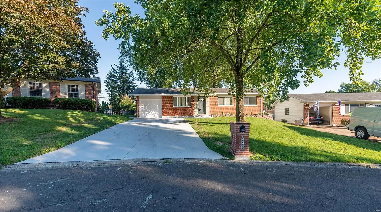 229 Tapestry Dr photo 1