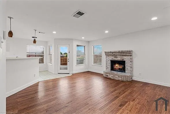 5 bed, 2600 sqft, $3,950 — Photo 1