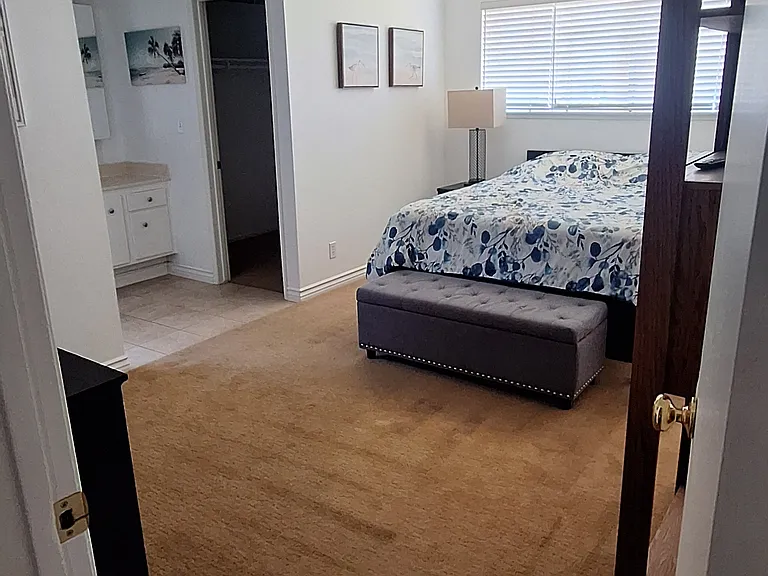 2318 N Medina Ave — Photo 2
