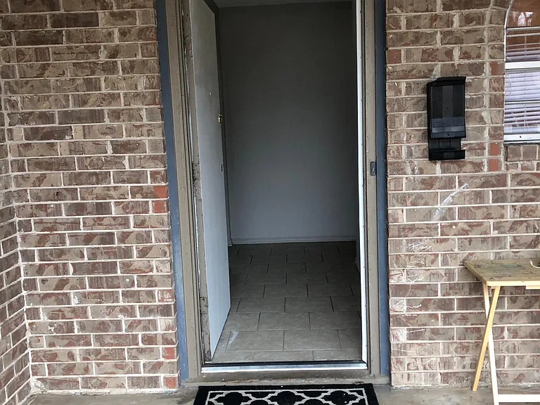 4304 Meadowpark Dr — Photo 2
