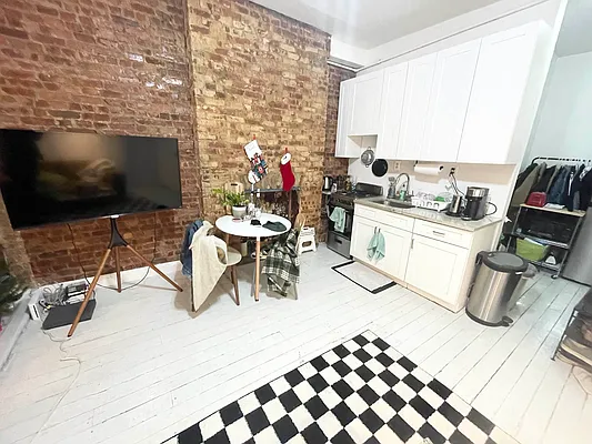 Rented by Delmark Realty LLC | media 5