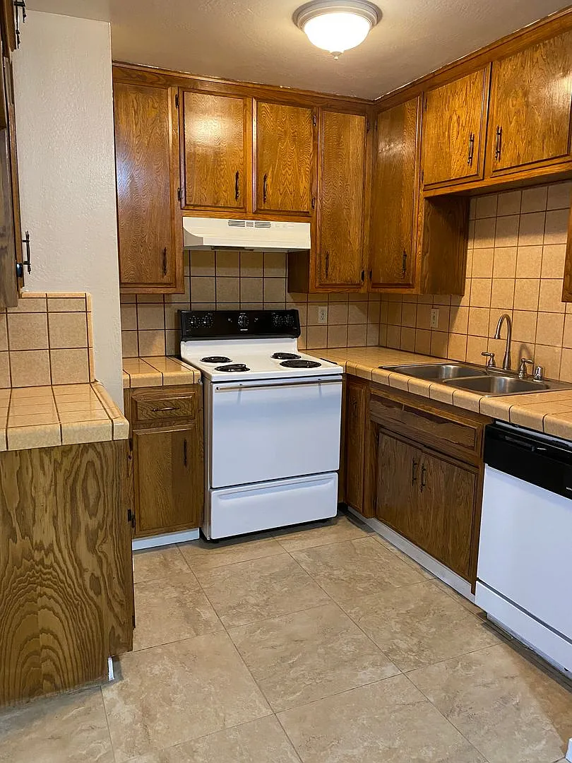 7604 N. Laurelglen Blvd. — Photo 4