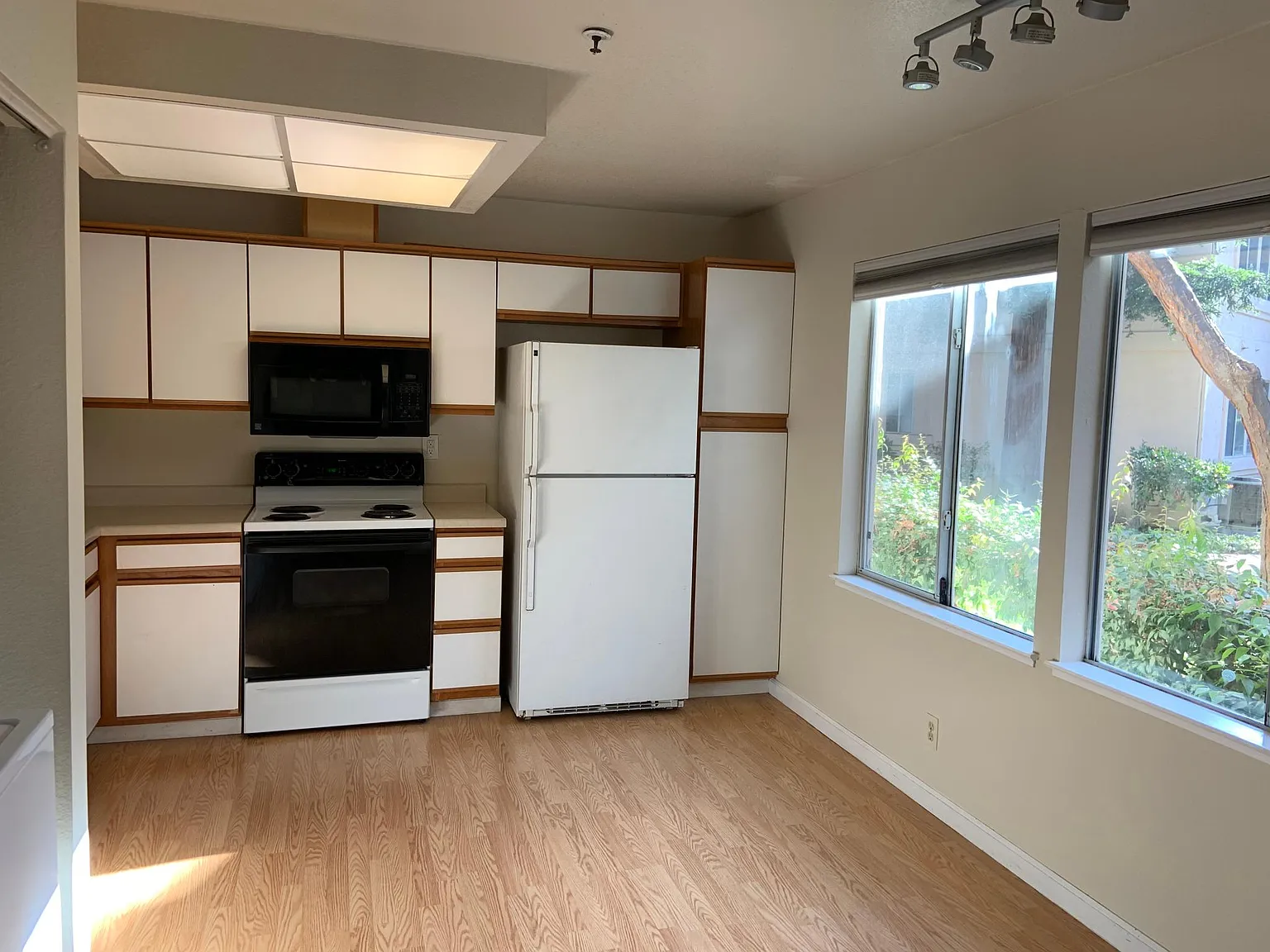 2 bed, 871 sqft, $2,690 — Photo 3