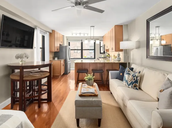 305 East 40th Street image 1 of 11