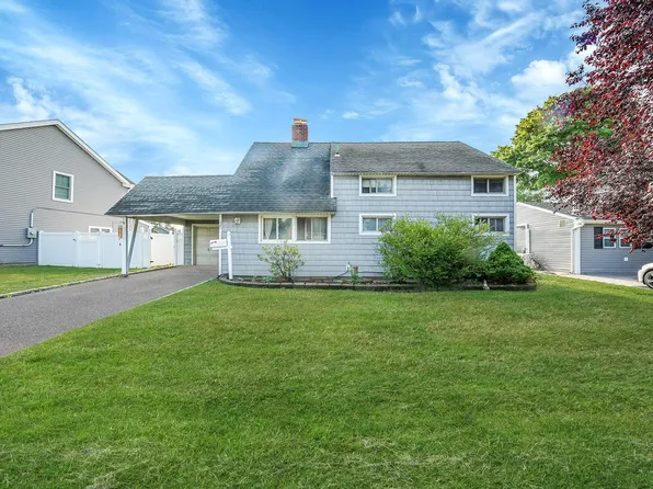 127 Brittle Lane, Hicksville, NY 11801