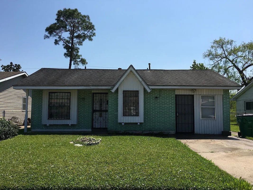 3 bed, 1.5 bath, 1200 sqft, $1,400 — Photo 1