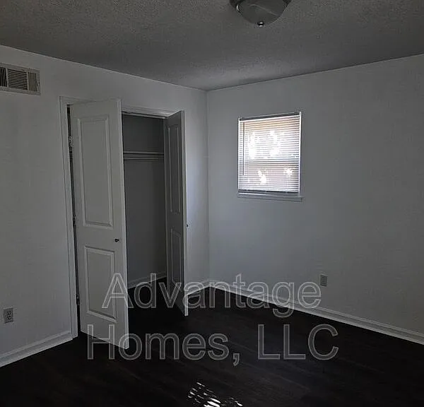 702 N 70th St — Photo 25