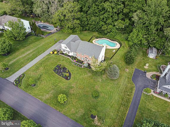 3rd image of 325 Clearfield Dr