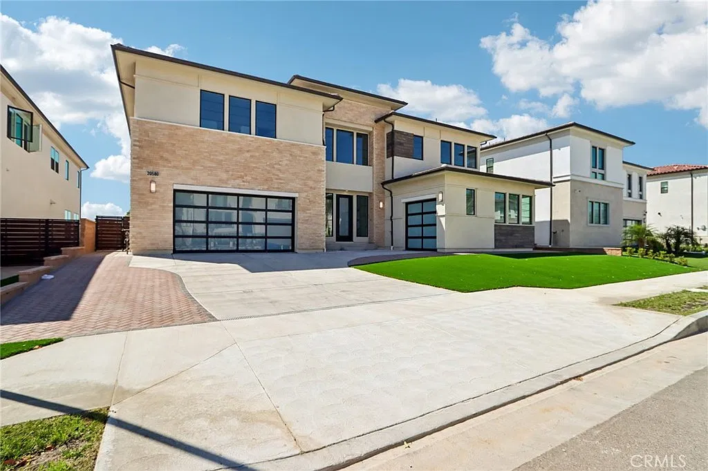 5 bed, 5.5 bath, 5754 sqft, $12,500 — Photo 2