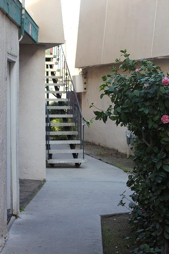 Sierra Vista Apts — Photo 2