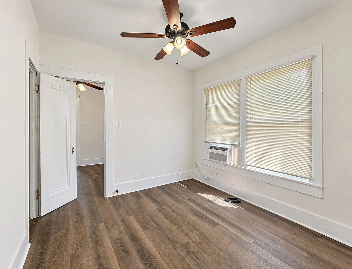 Charming 2-Bedroom Home Near Downtown San Antonio — Photo 4