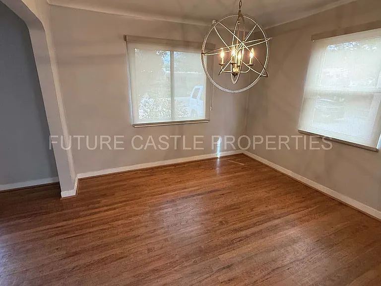 1009 Bryn Mawr Dr NE — Photo 3