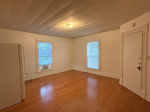 4th image of 212 E Bloomington St APT 4