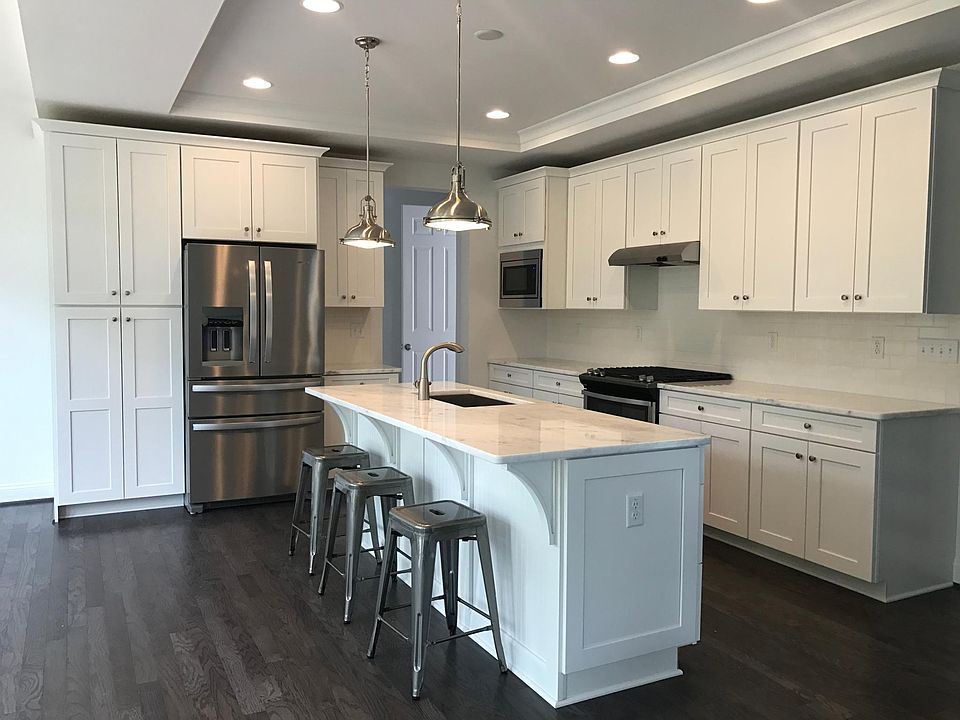 Kitchen w/ Large Island