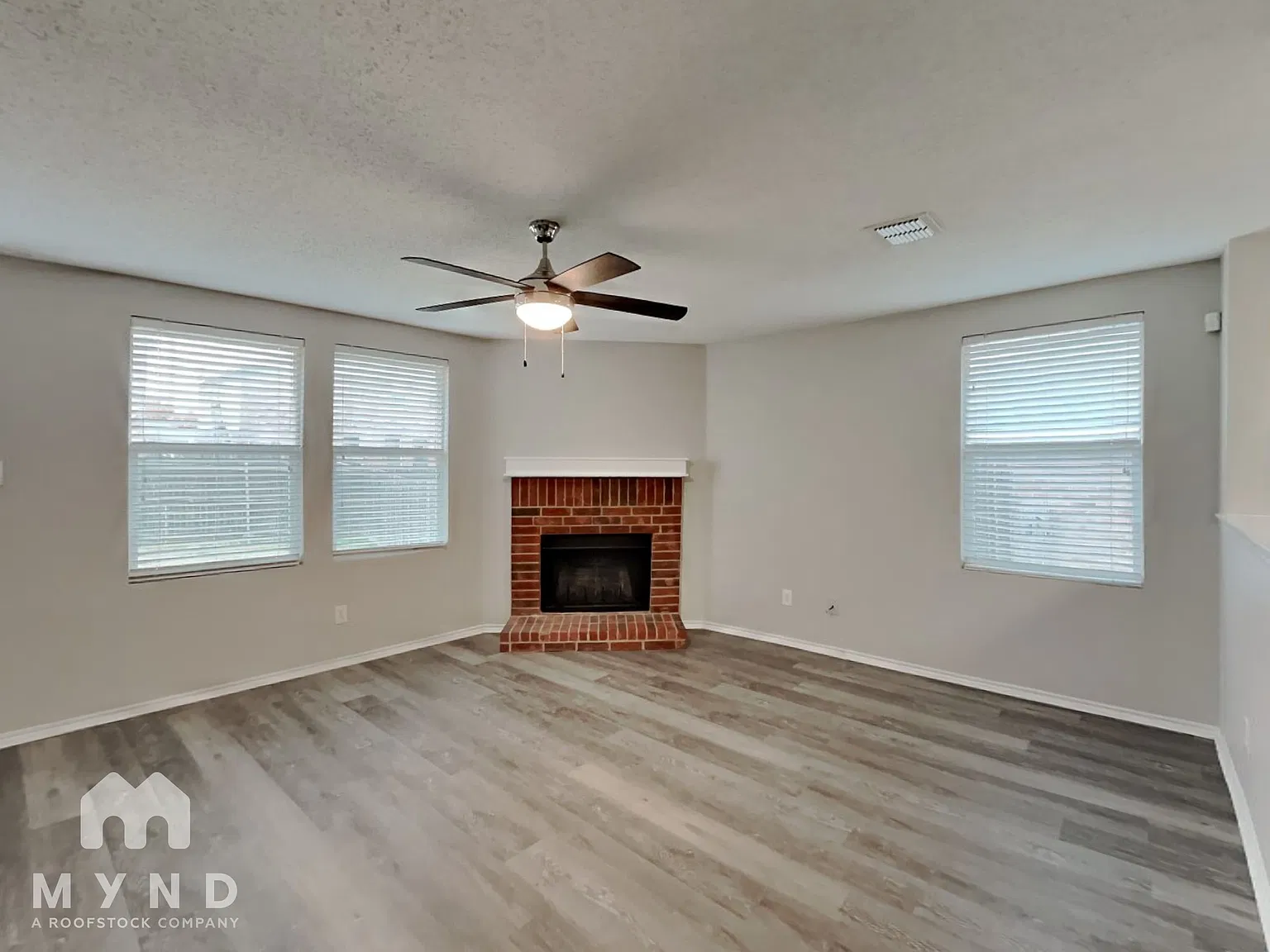 3 bed, 2.0 bath, 1394 sqft — Photo 2