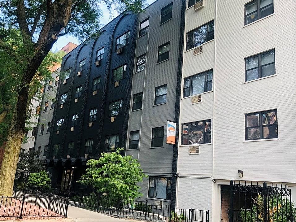 1st image of 523 W Oakdale Ave #201