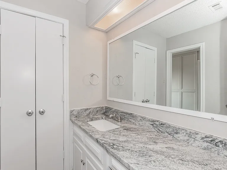 3008 Apple Valley Dr — Photo 36